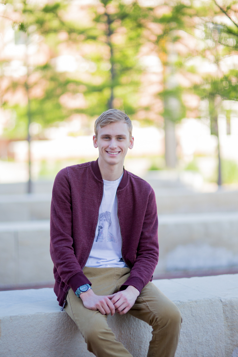 boys senior picture sitting pose